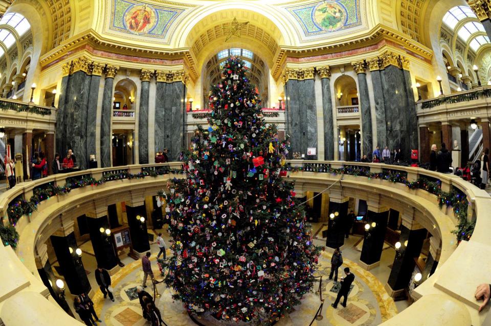 Wisconsin: The Wisconsin State Capitol Christmas Tree