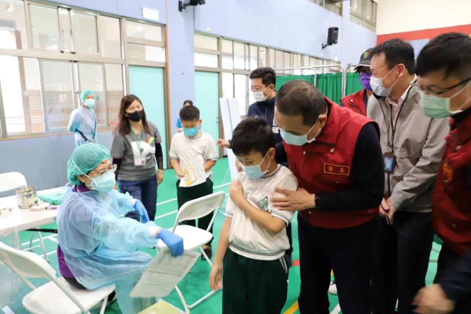 《圖說》新北市校園莫德納兒童疫苗接種頂溪國小先行開打，侯友宜巿長到校關心學生。〈教育局提供〉