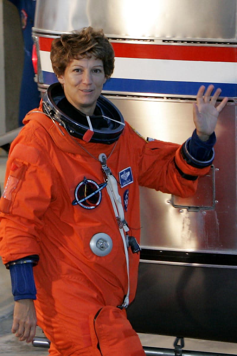 Platz 6: Sie hatte als erste Frau das Kommando über ein Spaceshuttle: Eileen Collins. 1991 wurde sie zur Astronautin und absolvierte vier Flüge in den Weltraum, als Pilot und Kommandant. 2006 verabschiedete sie sich von der NASA und ging in Rente. (Bild-Copyright: Wilfredo Lee/AP Photo)