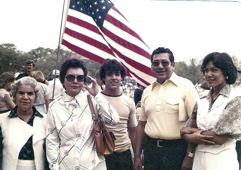 Foto de la década de 1970 suministrada por Russell Contreras que muestra a su tío Ciprián Contreras (segundo desde la derecha) durante los festejos del 4 de julio. Ciprián fue herido tres veces durante la Segunda Guerra Mundial. Sentía un profundo cariño por EEUU, que desconcertaba un poco a Russell, periodista de la Assocaited Press al que, en su condición de descendiente de mexicanos que padecieron abusos, el Día de la Independencia le genera sentimientos encontrados. (Cortesía de Russell Contreras vía AP).