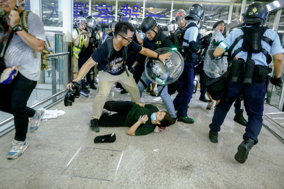 15 fotos que muestran la violencia de los enfrentamientos entre policía y manifestantes en el aeropuerto de Hong Kong