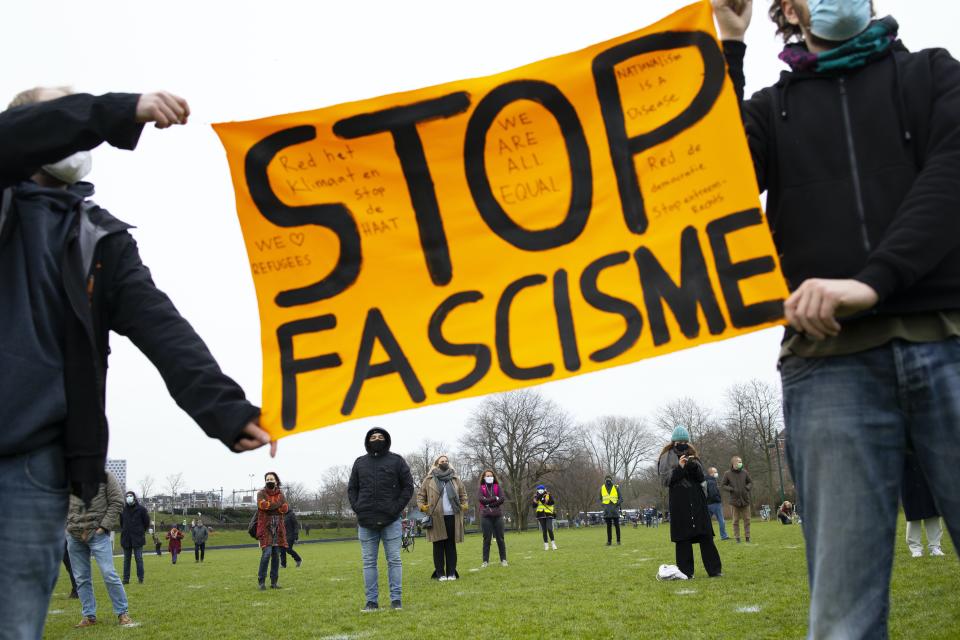 Des manifestants néerlandais portent un panneau « Stop Facism » lors d’une manifestation contre le raid sur le Capitole américain