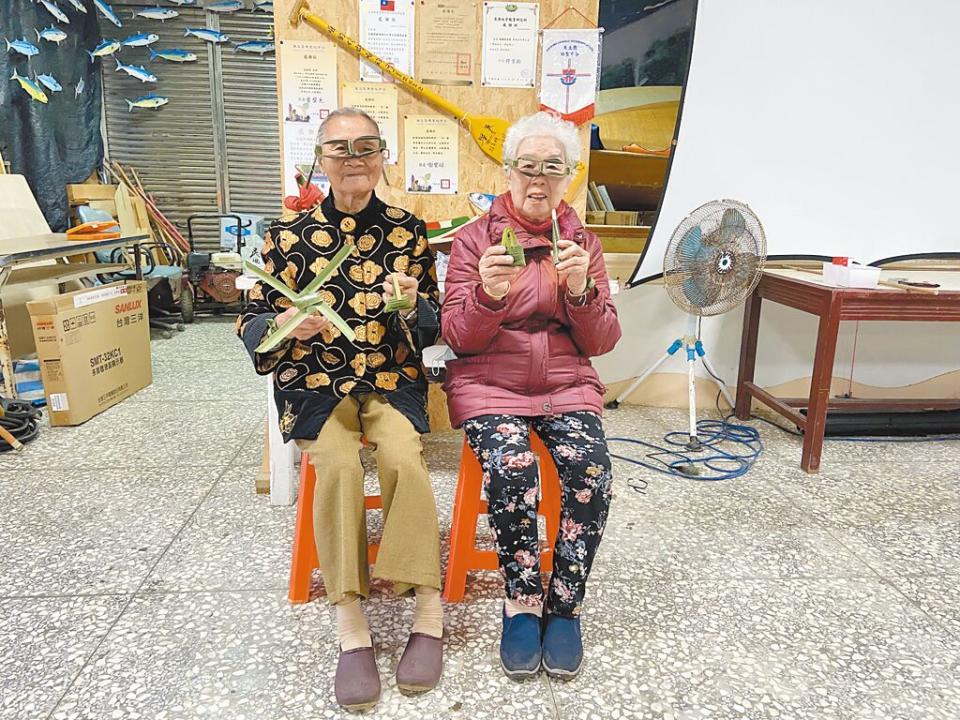 88歲「黑肉姊」陳昭子（左）和大柱媽媽阿雲姊（右）穿戴林投葉所編織的眼鏡、手環、手提包等，為童玩最佳模特兒。（吳佩蓉攝）