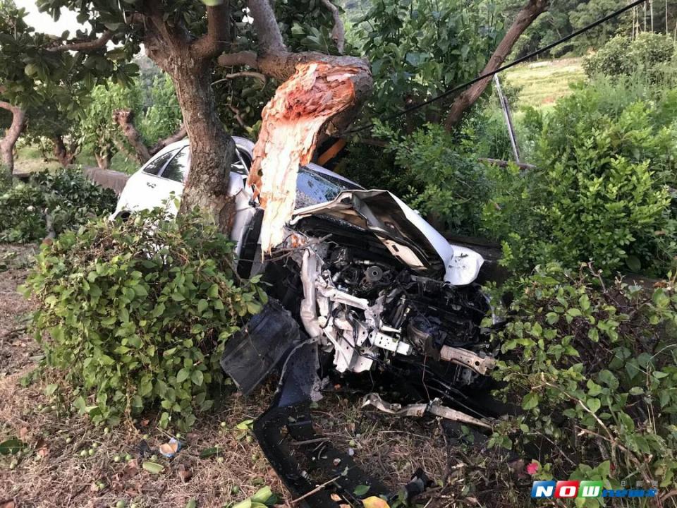 賴姓司機駕駛自小客車，疑因疲勞駕駛致行經彎道未減速，而自撞路樹。（圖／成功分局提供）