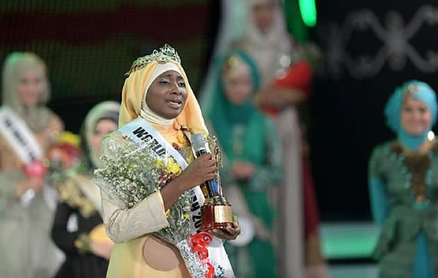 The newly crowned Muslimah World 2013 Obabiyi Aishah Ajibola (C) of Nigeria speaks to the audience during the Muslimah World competition in Jakarta on September 18, 2013