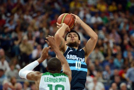 Argentinian guard Carlos Delfino tries to shoot past Brazilian guard Leandrinho Barbosa during their London 2012 Olympic Games men's quarterfinal basketball match in London