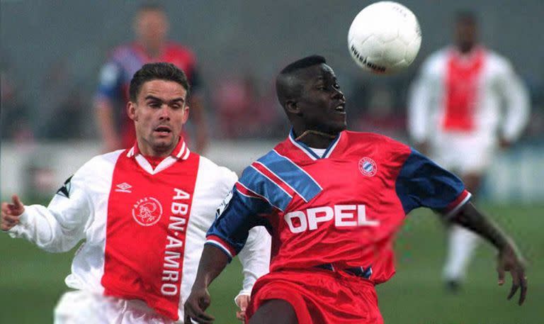 Marc Overmars (izquierda), jugando en Ajax ante Bayern Múnich, en la Champions League 