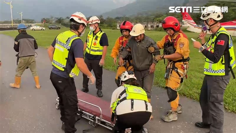 救難人員運送傷患下山。（圖／翻攝畫面）