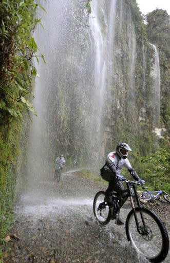 n algunos tramos, caen cascadas directamente sobre el camino, y otros están cubiertos de neblina, ya que es una zona lluviosa todo el año. La vista de nevados es magnífica y mientras la bicicleta avanza, un penetrante olor a hierba húmeda impregna el lugar. (AFP | Aizar Raldés)