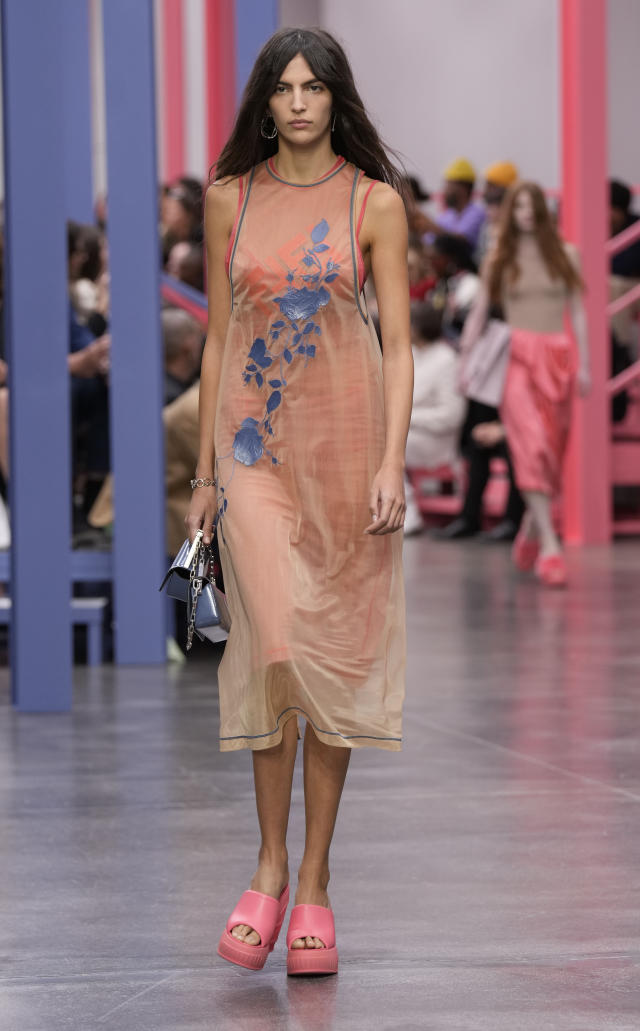 Woman with brown Fendi dress and pink leather bag before Emporio Armani  fashion show, Milan Fashion Week street style – Stock Editorial Photo ©  AndreaA. #326226698