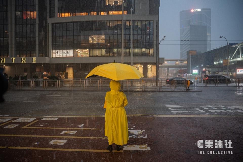 今日（6 月 15 日）是反修例示威者梁凌杰逝世五年，黃昏時份，有市民穿黃雨衣、手持白花，到他墮下身亡的金鐘太古廣場外悼念。