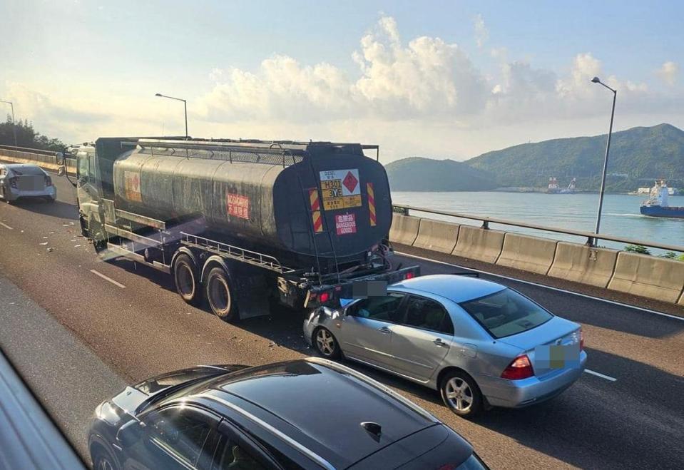 屯門公路私家車插運危險品車尾，幸無釀災。(網上圖片)