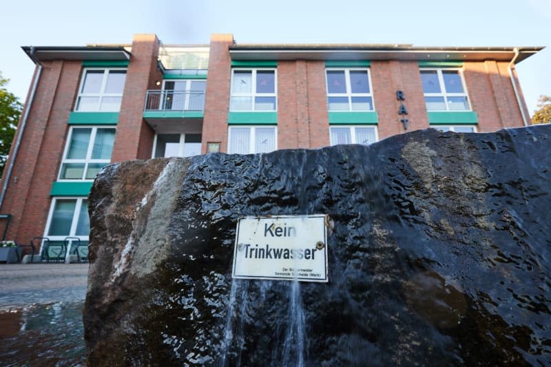 A sign reading "No drinking water" can be seen on a fountain in front of the town hall early this morning. On 16 May the Mueggelspreehalle in the Hangelsberg district, the Gruenheide municipal council will discuss expansion plans by US electric car manufacturer Tesla. Joerg Carstensen/dpa