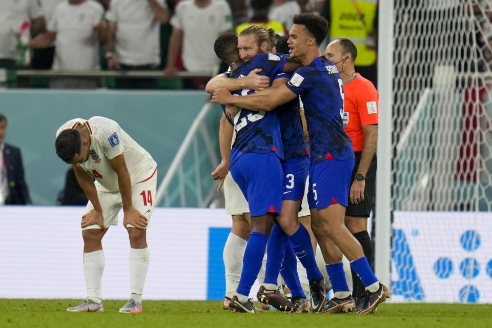 Los jugadores de Estados Unidos celebran la victoria 1-0 ante Irán en el partido por el Grupo B del Mundial, el martes 29 de noviembre de 2022, en Rayán, Qatar. (AP Foto/Ricardo Mazalán)