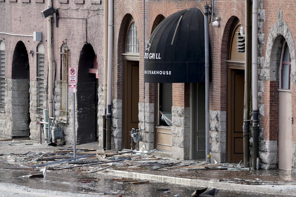 Escombros cubren la calle cerca de la escena de una explosión en el centro de Nashvikle, Tennessee, el viernes, 25 de diciembre del 2020. Edificios fueron sacudidos en la vecindad, pero no se reportaron heridos. (AP Foto/Mark Humphrey)