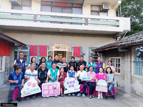 雲林縣長張麗善（右五）蒞臨土庫祝賀人瑞長輩周陳日蕊（左五）、社會處長林文志（左一）、土庫鎮長陳特凱（左四）令郎周太歲（右四）與親友在三合院外亭合照，喜氣洋洋。（記者劉春生攝）