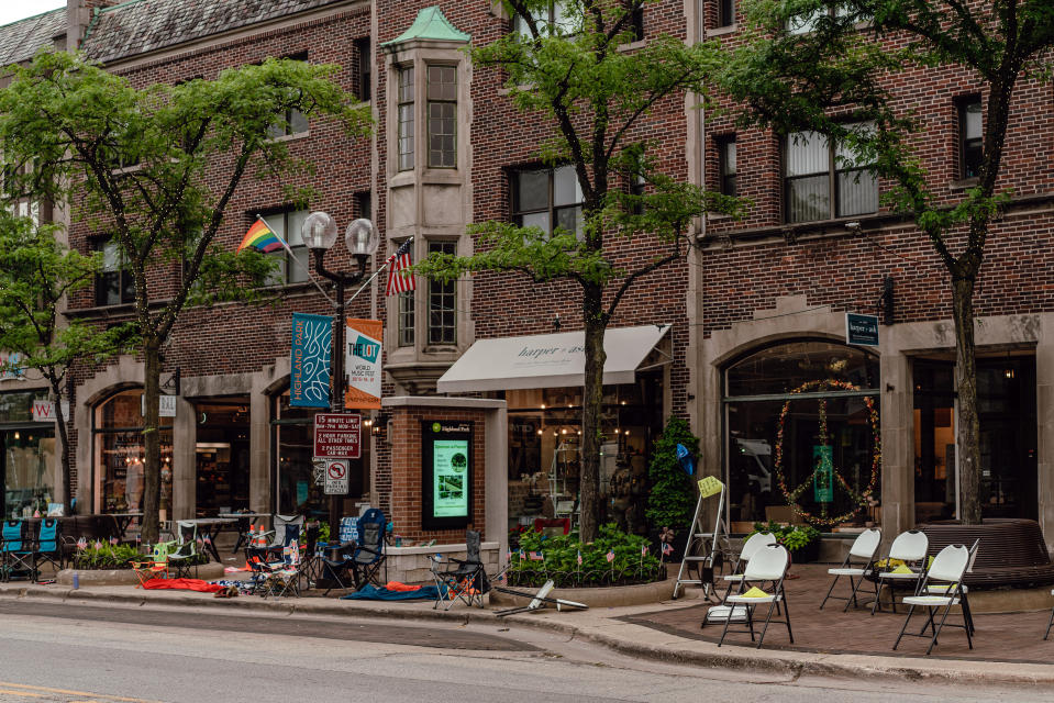 Sillas plegables y otros objetos personales abandonados a lo largo de la calle principal del centro de Highland Park, Illinois, después del tiroteo masivo durante el desfile del 4 de Julio, el lunes 4 de julio de 2022. (Jamie Kelter Davis/The New York Times)