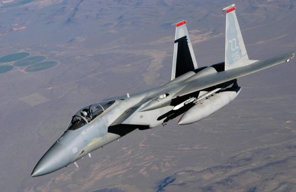 美軍將把嘉手納基地的F-15C戰機逐步退役。這架F-15機尾的ZZ，是第18戰機聯隊的代號 ，該聯隊長期駐地在嘉手納。(圖/美國空軍)