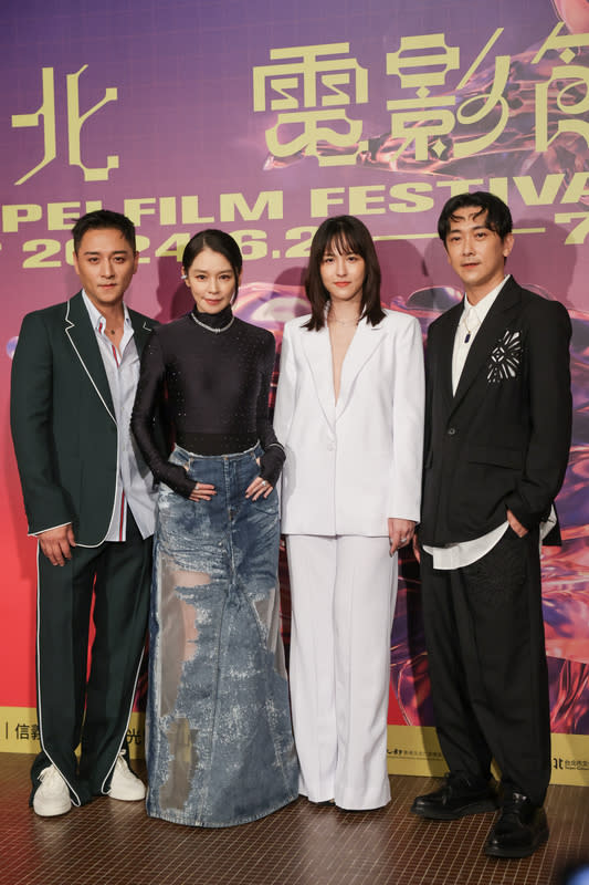 「乒乓男孩」北影首映 演員群出席宣傳（2） 2024台北電影節開幕片「乒乓男孩」演員鄭人碩（左 起）、徐若瑄、魏蔓、施名帥，21日晚間在中山堂出 席星光首映記者會，一同為電影宣傳。 中央社記者裴禛攝 113年6月21日 