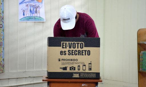 Un hombre emite su voto en una estación de urnas en San José, durante el balotaje presidencial realizado en Costa Rica, el 6 de abril de 2014. (AFP | Ezequiel Becerra)