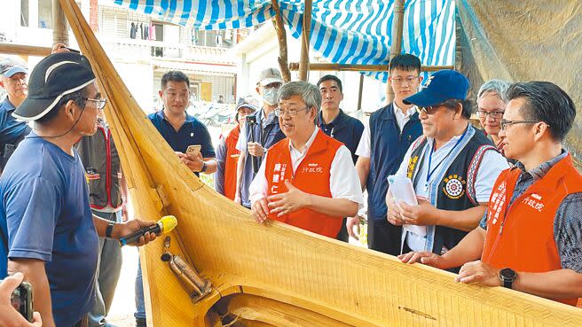 行政院長陳建仁（中）16日赴台東縣蘭嶼鄉訪視小犬颱風災後復建情形，也關心當地傳統達悟族特有拼板舟。（蔡旻妤攝）