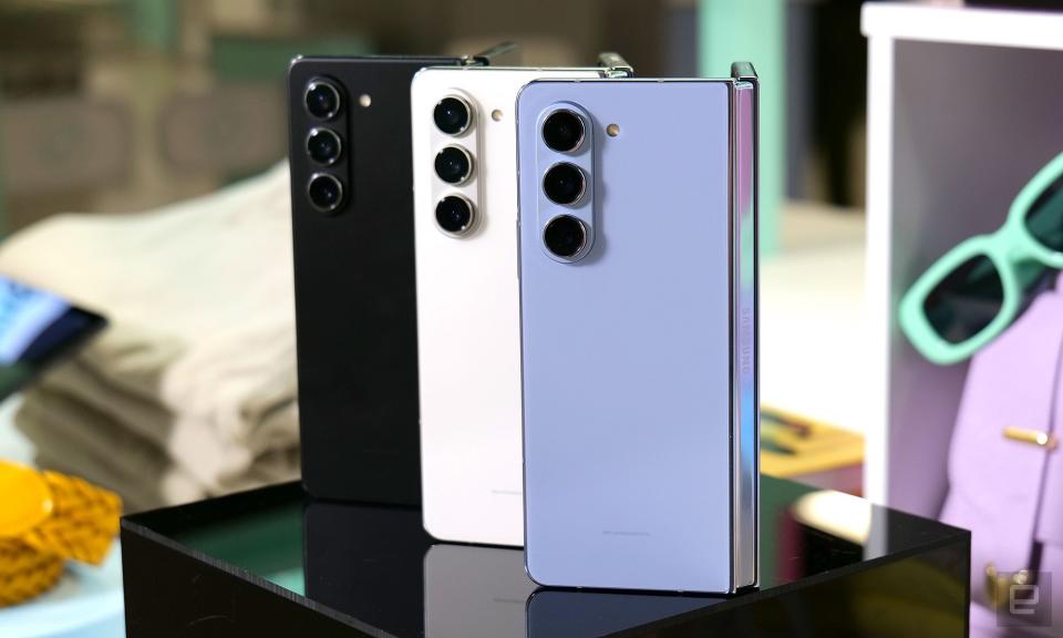 <p>Hands-on photo of the new Samsung Galaxy Z Fold 5 smartphone.</p>
