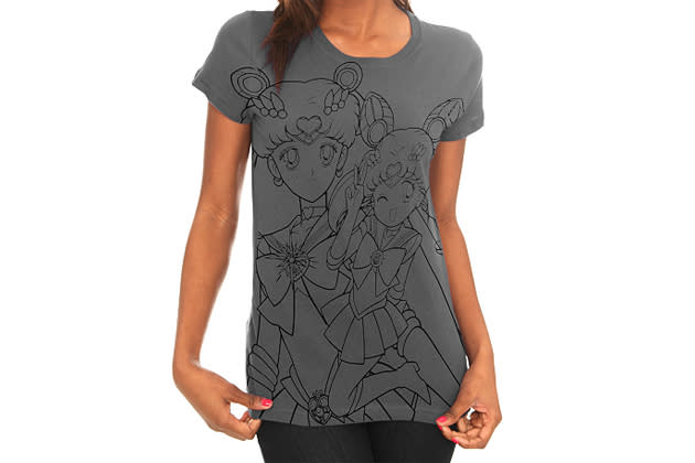 Zugegeben, dieses Shirt wird vor allem bei Frauen auf Begeisterung stoßen. Schließlich waren Sailor Moon und ihre Mitstreiterinnen in den 90ern unsere Comic-Heldinnen. (Shirt über hottopic.com um ca. 18 Euro)