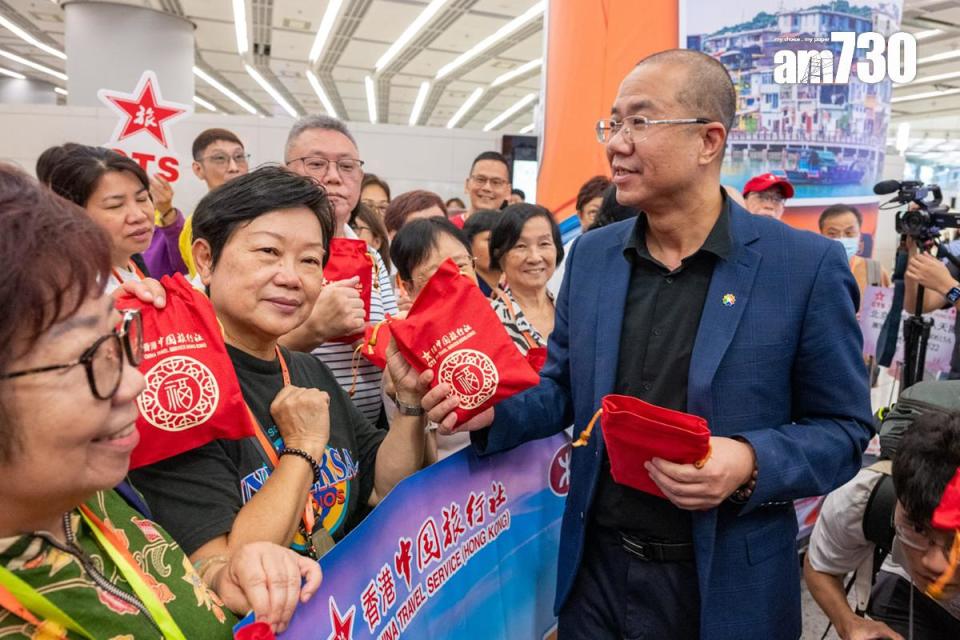 陳瑞東(右一)相信動臥列車未來會成為市民往北京和上海的好選擇之一。(陳奕釗攝)