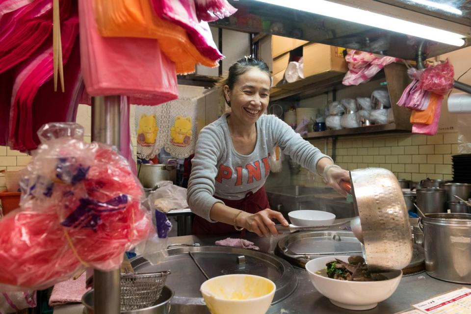 一臉燦笑的老闆娘李美慧是老麵攤的活招牌。