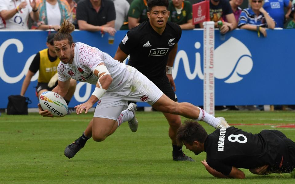 Dan Bibby of England vies for the ball with New Zealand's Andrew Knewstubb during the Semi Finals of the HSBC Dubai Sevens Series in December 2019, just before Covid brough chaos to the sevens game - AFP