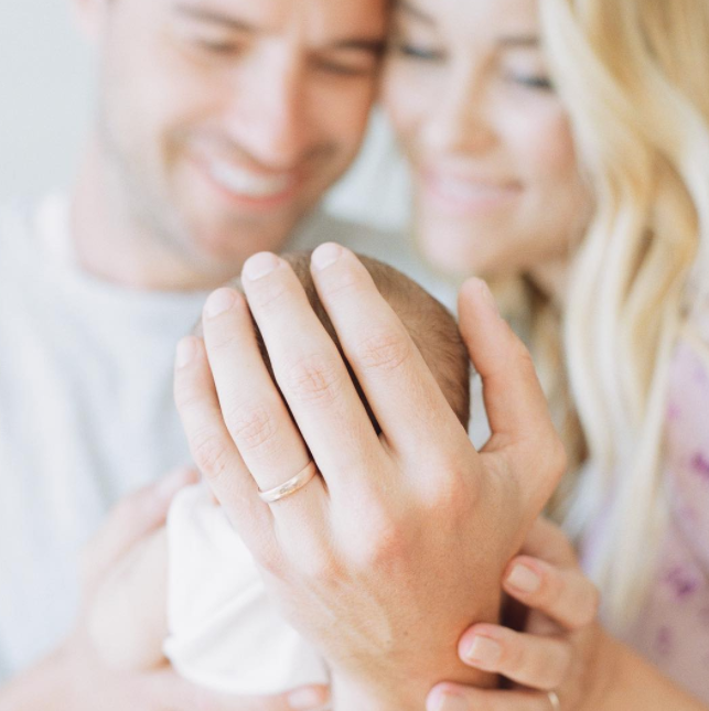 <p>La star a choisi une alliance également simple : un anneau en or. <em>[Photo : Instagram/Lauren Conrad]</em> </p>