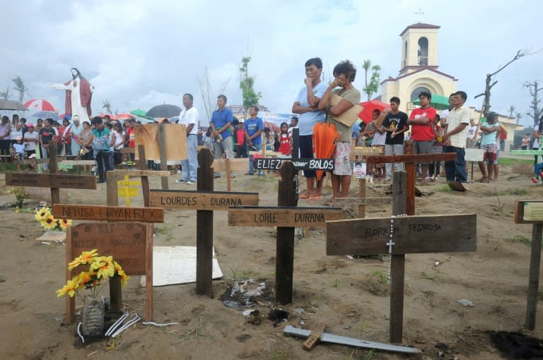 Relatives of the victims of Tyhpoon Haiyan at a mass grave on December 8, 2013