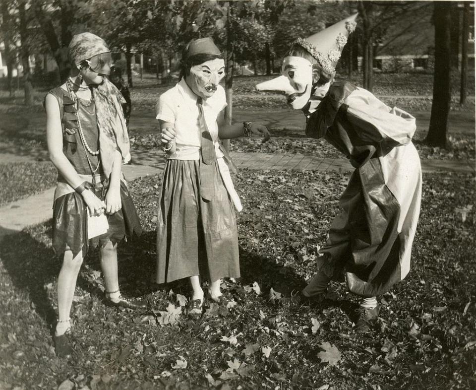 23 Creepy Vintage Halloween Photos That Are Absolutely Haunting