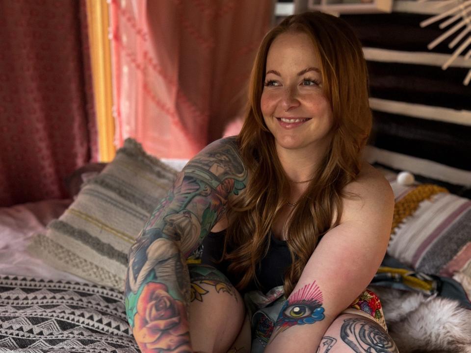 Ashley Kentner hat Tattoos an den Armen, Beinen, am Kopf und am Rücken. - Copyright: Meg Wright