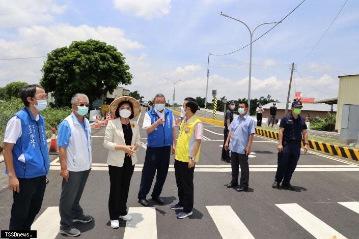 克服多年困境達成地方需求新光陸橋及東外環交叉口開放試行。(記者劉春生攝)