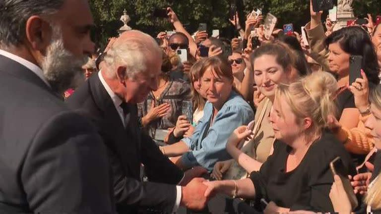 El rey Carlos llega al Palacio de Buckingham