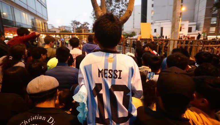 Furor por la llegada de la selección argentina a Perú