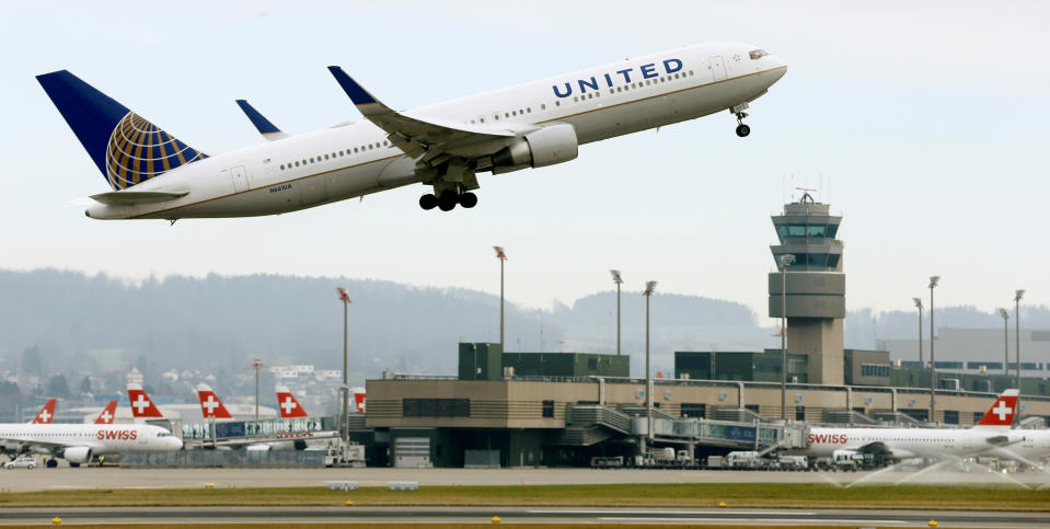 Solo reduciendo el peso del papel de su revista de vuelo ha United Airlines ha conseguido ahorrar 640.000 litros de gasolina. (Foto: REUTERS/Arnd Wiegmann)