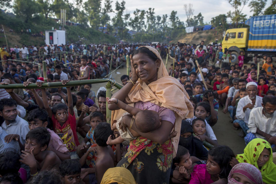A Rohingya Muslim woman who crossed over from Myanmar into Bangladesh waits to receive aid near Balukhali refugee camp, Sept. 25, 2017. (Photo: Dar Yasin/AP)