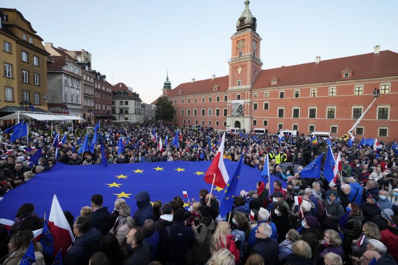 波蘭華沙大批民眾10日走上街頭，表達支持波蘭繼續留在歐盟（美聯社）