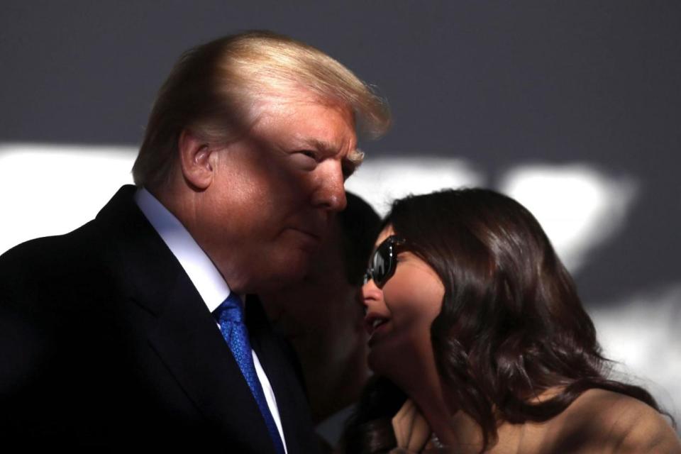 Duo: Donald Trump talks with Press Secretary Sarah Sanders (Getty Images)