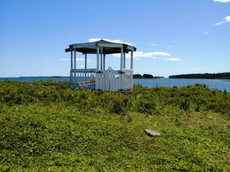 Esta isla tiene 4.000 metros cuadrados y cuesta tan solo 39.999 dólares, aunque su principal problema es que durante la marea alta se inunda más de la mitad de su territorio. La parte positiva es que cuenta con una pequeña cabaña y unas vistas espectaculares al estado de Maine. (Foto: <a href="http://maine-island.webs.com/photos/undefined/island.JPG" rel="nofollow noopener" target="_blank" data-ylk="slk:Maine Islands;elm:context_link;itc:0;sec:content-canvas" class="link ">Maine Islands</a>).