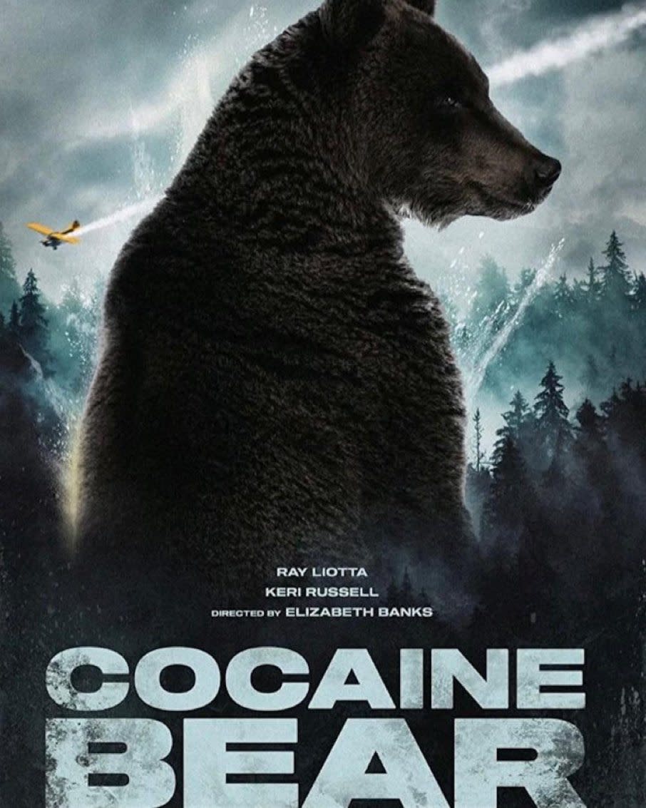 Elizabeth Banks dirige 'Cocaine Bear', la película inspirada en la historia del oso encontrado muerto tras ingerir cocaína caída de un avión. 