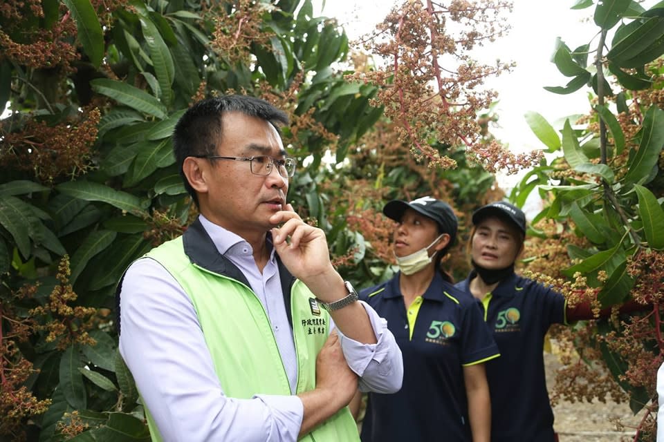 農業部長陳吉仲（前）自入閣以來，全力執行李登輝路線，為台灣農業尋找更好出路，阻擋中國對台灣的政治勒索，招致連續假訊息攻擊。   圖：翻攝自陳吉仲臉書