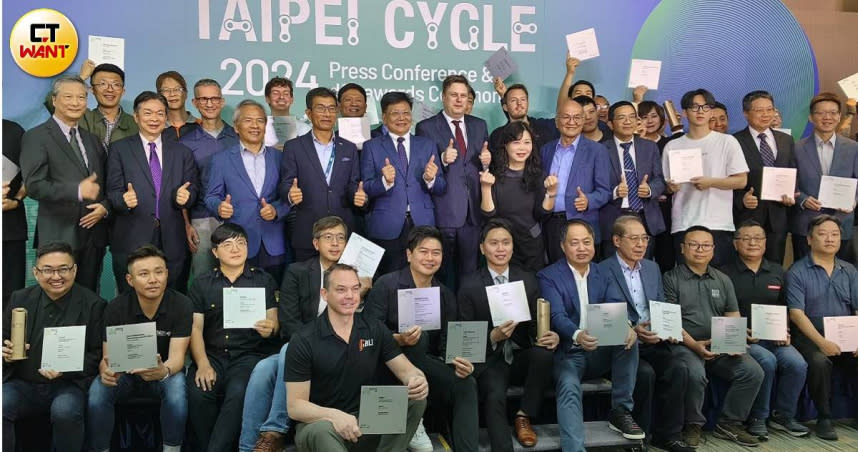 「台北國際自行車展創新設計獎」邁入第十二屆，有來自8國共47件得獎作品。（圖／陳曼儂攝）