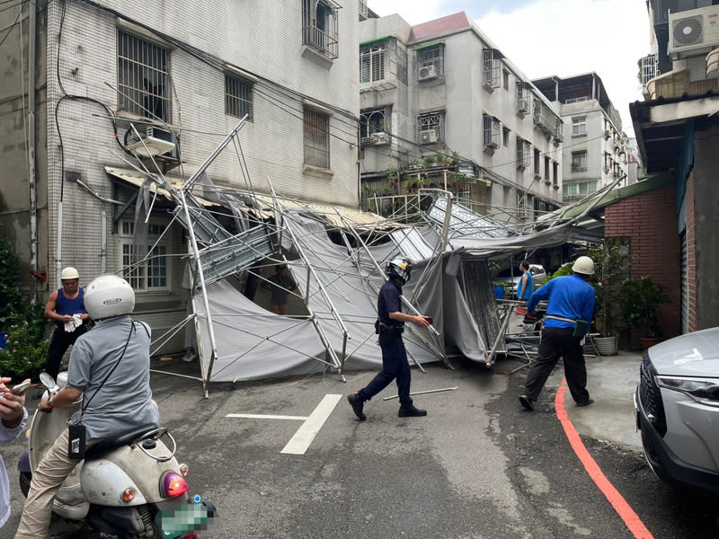 颱風卡努逼近，新北市新莊區24層樓高工地頂樓鷹架3日遭強風吹落，市府表示，無人受傷，目前已勒令停工。（翻攝照片／中央社） 