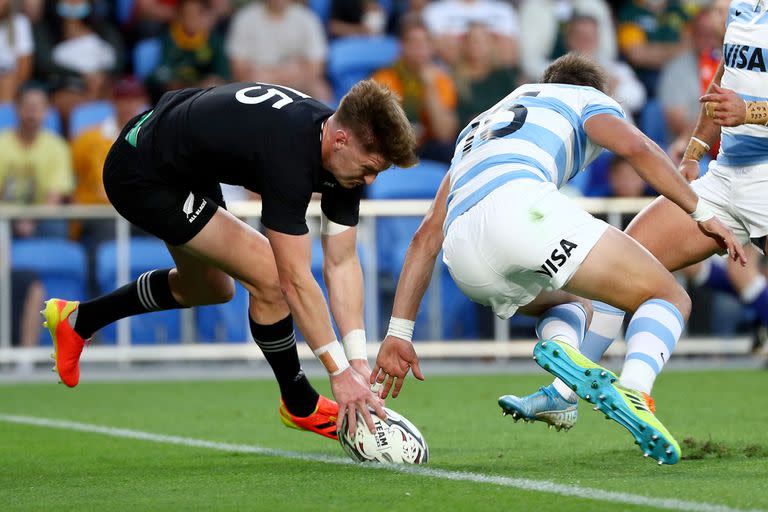 A Jordie Barrett se le escapa apenas el balón y no consigue el try; All Blacks ya es superior a los argentinos.