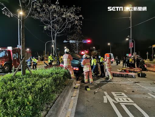 許男不明原因自撞分隔島。（圖／翻攝畫面）