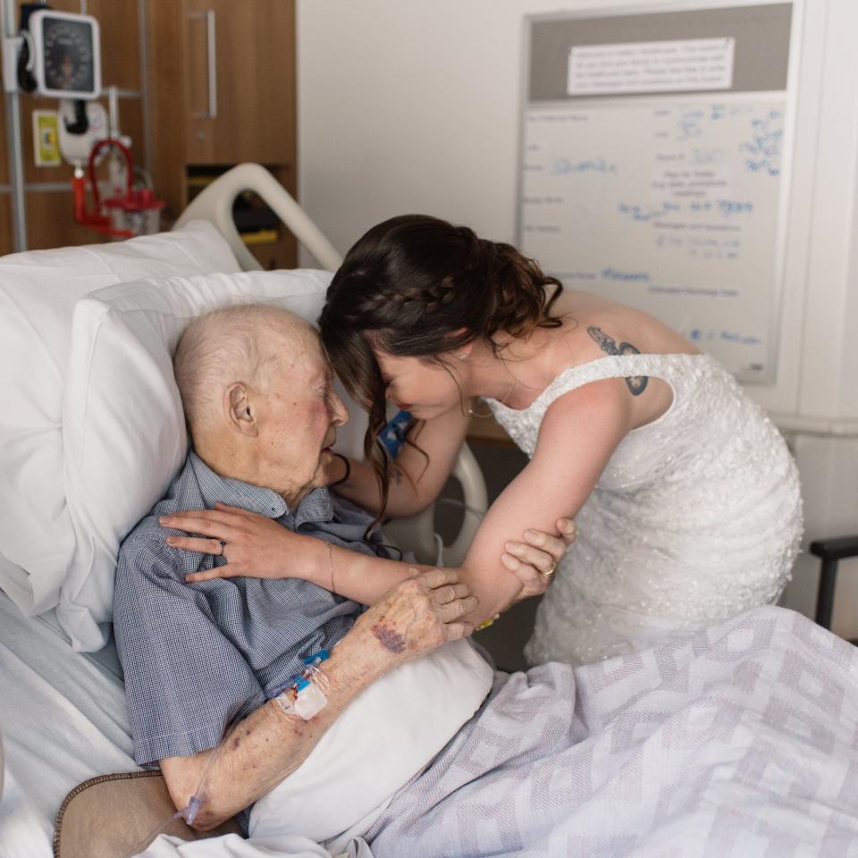 Maria Donaldson rend visite à son grand-père à l’hôpital le jour de son mariage. Photo avec l’aimable autorisation d’Anastasia Giaouris (Olive Photography)