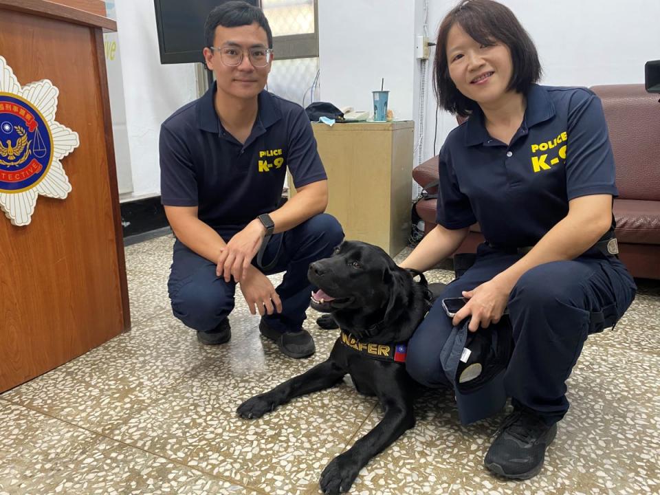 保三總隊警員吳麗玲是Wafer的領犬員。（圖：溫蘭魁攝）